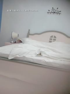 酒店約炮上門兼職嫩妹，聊天記錄搞笑，本想3P被拒絕，妹子嬌小苗條直接抱起來插